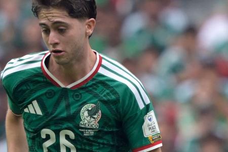 Brian Gutierrez, do México, com patch de estreante na Copa do Mundo estampado na camisa • ALFREDO ESTRELLA / AFP