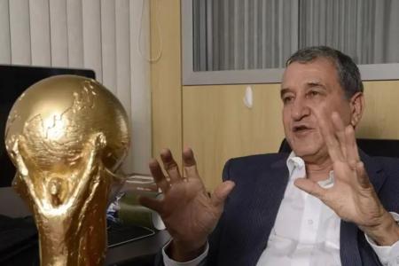 Carlos Alberto Parreira com a taça da Copa do Mundo de 1994