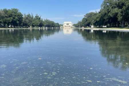 undo do espelho d'água do Lincoln Memorial com parte da pintura descascada