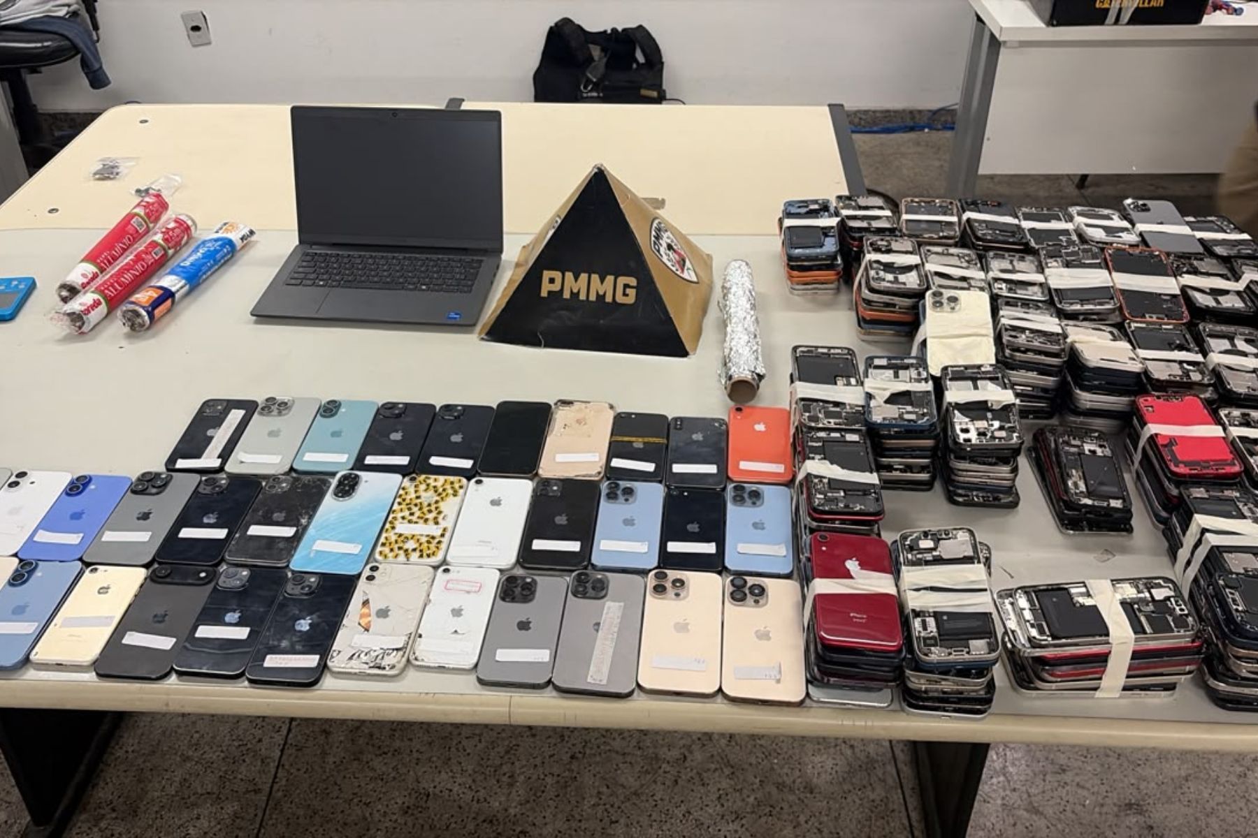 Operação apreende mais de 500 celulares e peças em shopping popular, em BH