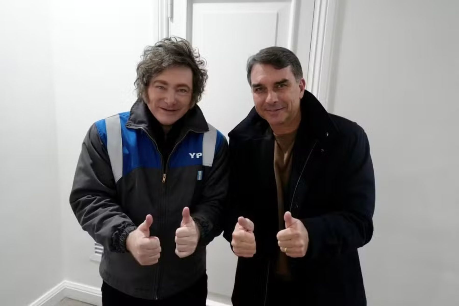 Milei posta foto com Flávio Bolsonaro na Argentina: 'vem aí a maré azul para o Brasil'