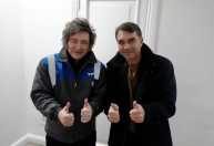 Milei posta foto com Flávio Bolsonaro na Argentina: 'vem aí a maré azul para o Brasil'