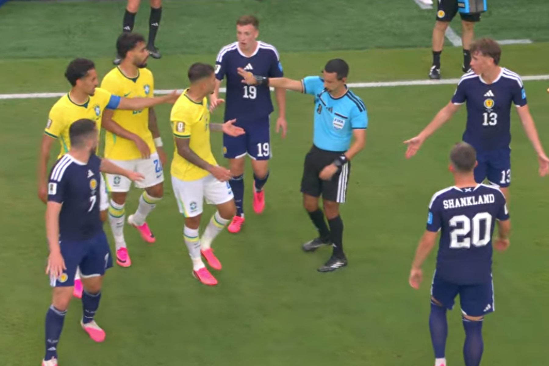 Críticas ao VAR dominam redes sociais durante goleada do Brasil sobre a Escócia