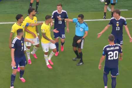 Árbitro anula gol de Vini Jr. em jogo contra a Escócia