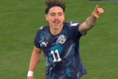 Maurício, ex-Cruzeiro, comemora gol do Paraguai contra os Estados Unidos • Reprodução/CazéTV