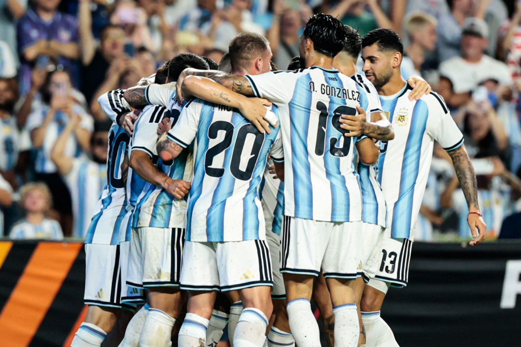 Com genialidade de Messi, Argentina goleia Islândia em último duelo antes da Copa