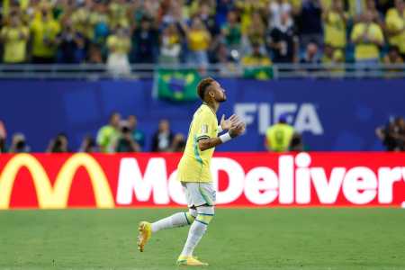 Neymar estreou pela Seleção na Copa contra a Escócia