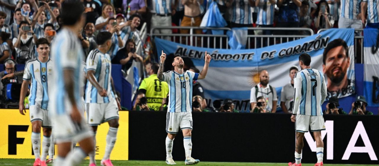 Em noite mágica de Messi, Argentina atropela Argélia e estreia com vitória na Copa do Mundo
