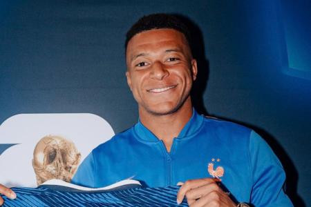 Mbappé recebe presente após quebrar recorde pela França