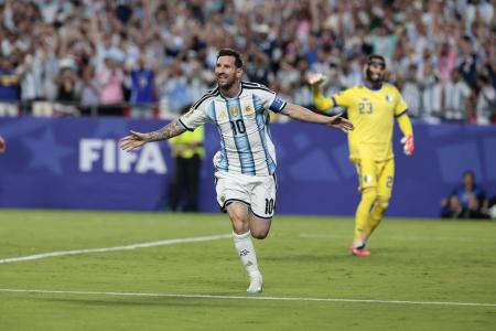 Lionel Messi brilhou e fez três gols contra a Argélia