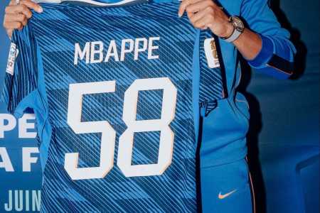 Mbappé recebe presente após quebrar recorde pela França • Divulgação/Equipe de France