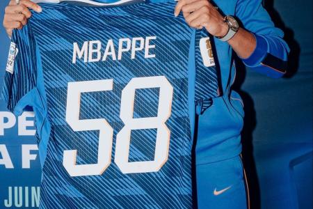 Mbappé recebe presente após quebrar recorde pela França • Divulgação/Equipe de France