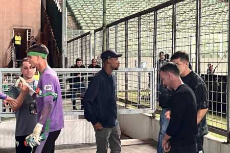 Volante Gabriel Domingos (de boné) acompanha América x Criciúma no Independência