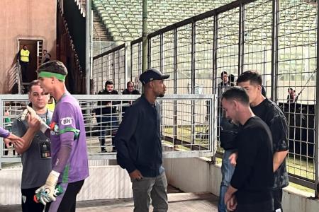Volante Gabriel Domingos (de boné) acompanha América x Criciúma no Independência