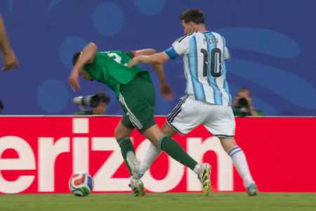 Lance de Messi foi revisado pela cabine do VAR, mas expulsão não foi recomendada