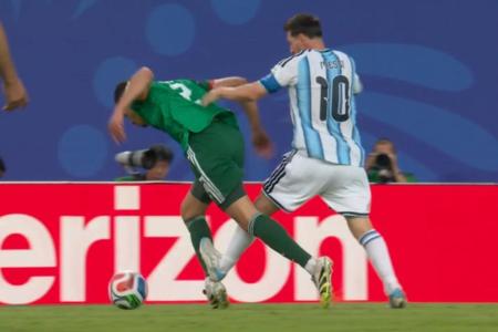 Lance de Messi foi revisado pela cabine do VAR, mas expulsão não foi recomendada