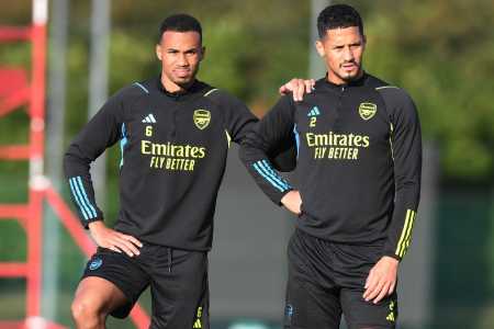 Gabriel Magalhães (à esquerda) durante treino do Arsenal • Divulgação/Arsenal