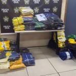 Ônibus com 2 mil camisas falsas de times cariocas e da seleção é interceptado no RJ
