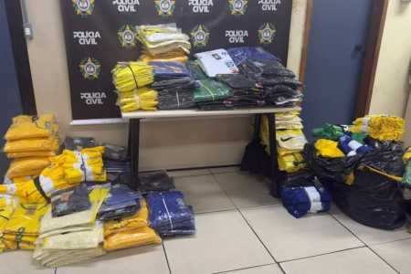 Ônibus com 2 mil camisas falsas de times cariocas e da seleção é interceptado no RJ