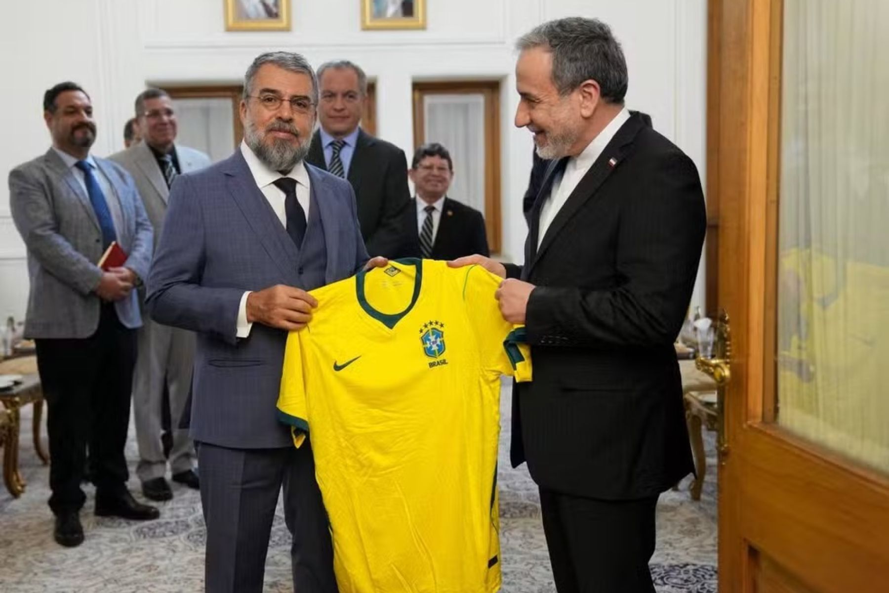 Em clima de Copa do Mundo, embaixador do Brasil presenteia chanceler do Irã