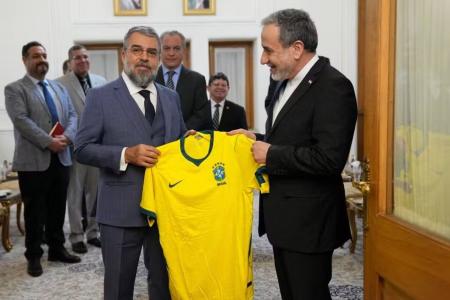 Abbas Araqchi sendo presenteado por embaixador com a camisa da Seleção do Brasil