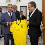 Em clima de Copa do Mundo, embaixador do Brasil presenteia chanceler do Irã
