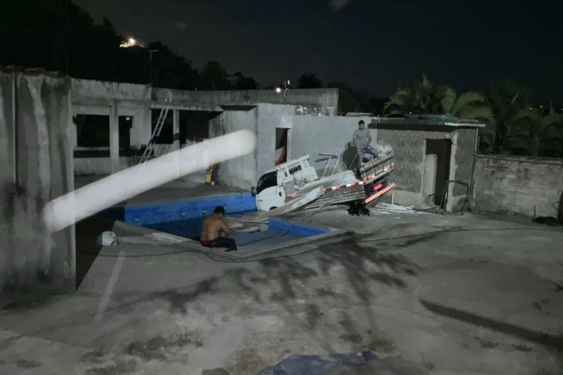 Motorista perde o controle de caminhão e cai dentro de piscina em Sabará