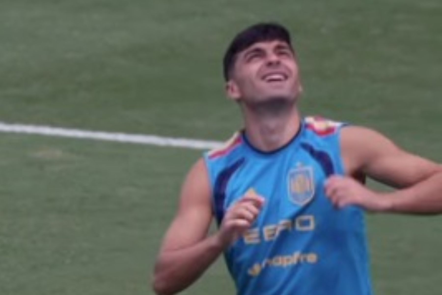 Craque da Espanha impressiona ao fazer embaixadinha com bola de tênis