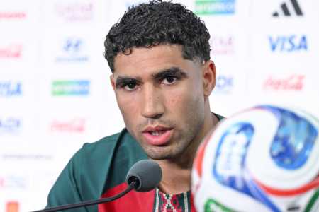 Hakimi em entrevista pela Seleção Marroquina