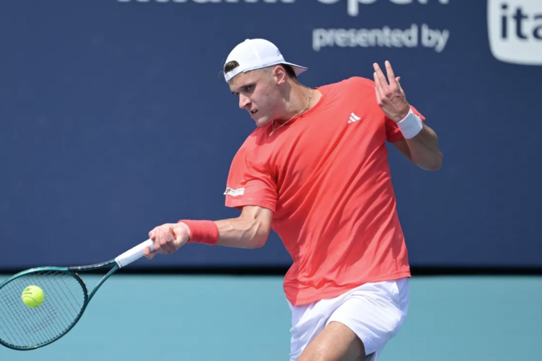 Quem é Jakub Mensik, adversário de João Fonseca nas quartas de final de Roland Garros