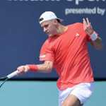 Quem é Jakub Mensik, adversário de João Fonseca nas quartas de final de Roland Garros