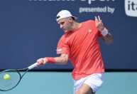 Quem é Jakub Mensik, adversário de João Fonseca nas quartas de final de Roland Garros