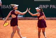 Luisa Stefani e canadense vencem alemã e russa e avançam às semis de Roland Garros