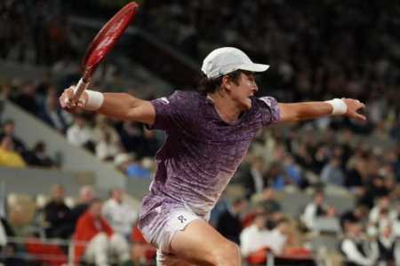 João Fonseca em ação em Roland Garros