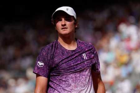 João Fonseca em ação em Roland Garros