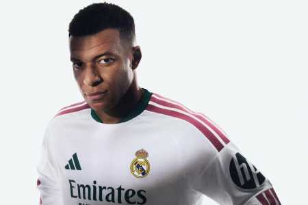 Kylian Mbappe com o novo uniforme do Real Madrid