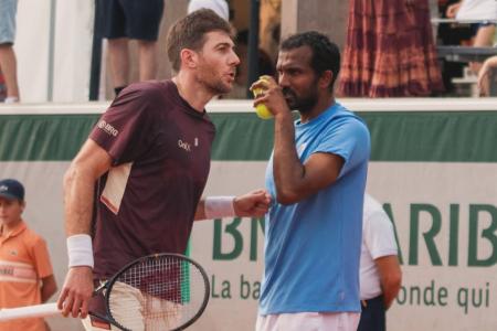 Marcelo Demoliner e N. Sriram Balaji, em ação em Roland Garros