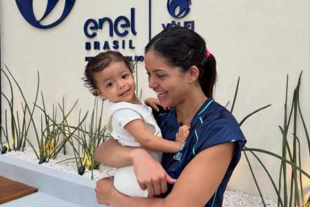 Nyeme e a filha Antonella no centro de treinamento da CBV em Saquarema • Reprodução/Instagram CBV