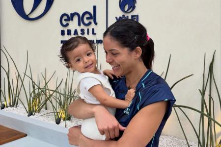 Nyeme e a filha Antonella no centro de treinamento da CBV em Saquarema • Reprodução/Instagram CBV