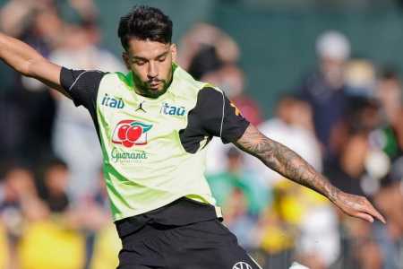 Lucas Paquetá em ação em treino da Seleção Brasileira