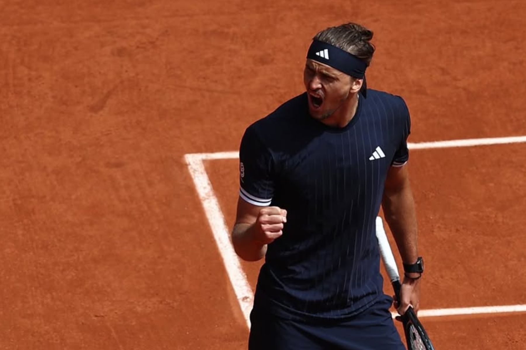 Zverev leva susto, mas bate algoz de João Fonseca e vai à final de Roland Garros