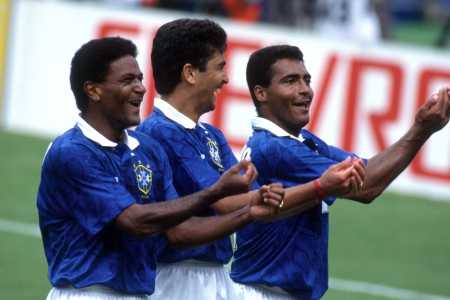 Mazinho, Bebeto e Romário celebram com o clássico "Embala bebê", na Copa de 1994 • Divulgação/CBF