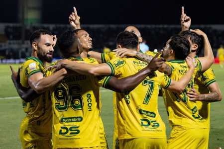 Jogadores do Mirassol celebram gol