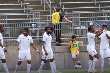 Jogadores de Cabo Verde comemoram gol sobre Bermuda