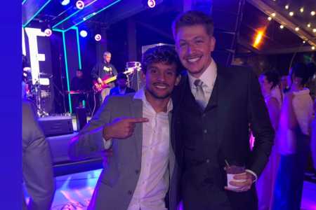 Gustavo Scarpa posa ao lado de jogador do Palmeiras ex-Atlético e manda recado