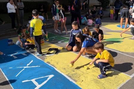 Crianças pintam rua no Buritis, em Belo Horizonte