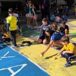 Moradores entram no ‘clima de Copa do Mundo’ e pintam rua de bairro de BH