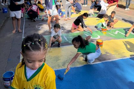 As crianças foram as protagonistas da pintura das ruas do Buritis, em Belo Horizonte • Divulgação/Associação de Moradores do Buritis