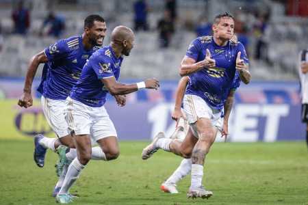 Igor Thiago e Edu celebram gol do Cruzeiro em 2022 • Staff Images/Cruzeiro