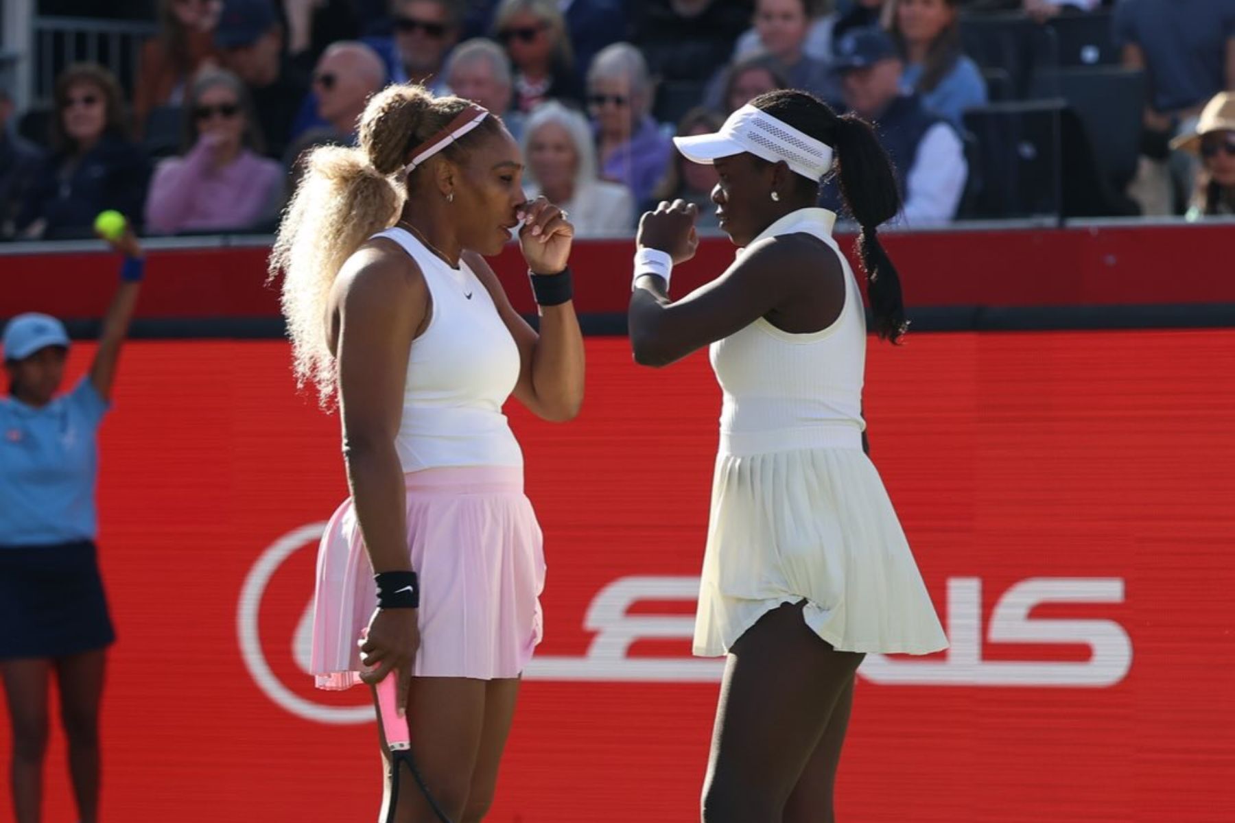Serena Williams retorna da aposentadoria com vitória ao lado de jóia canadense